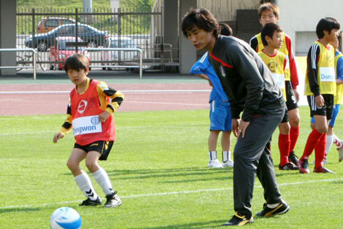 김태영 U-20 축구대표팀 수비코치가 28일 오후 경남 창원시 종합운동장에서 열린 축구 클리닉에서 경남지역 초등학교 학생들을 대상으로 지도하고 있다. 