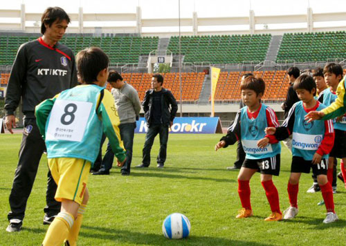 홍명보 U-20 축구대표팀 감독이 28일 오후 경남 창원시 종합운동장에서 축구 클리닉을 열고 경남지역 초등학교 학생들을 지도하고 있다. 