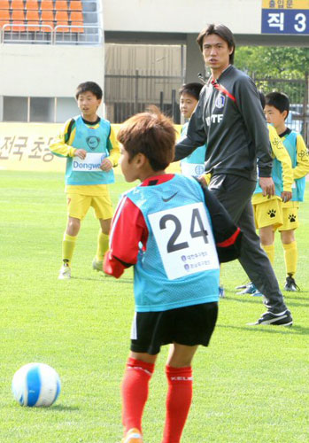 홍명보 U-20 축구대표팀 감독이 28일 오후 경남 창원시 종합운동장에서 축구 클리닉을 열고 경남지역 초등학교 학생들을 지도하고 있다. 