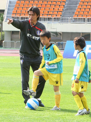 홍명보 U-20 축구대표팀 감독이 28일 오후 경남 창원시 종합운동장에서 축구 클리닉을 열고 경남지역 초등학교 학생들을 지도하고 있다. 
