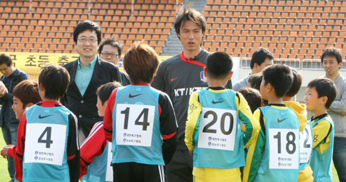 홍명보 U-20 축구대표팀 감독이 28일 오후 경남 창원시 종합운동장에서 경남지역 초등학교 학생들을 대상으로 축구 클리닉을 열고 학생들을 지도하고 있다. 