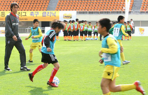 홍명보 U-20 축구대표팀 감독이 28일 오후 경남 창원시 종합운동장에서 경남지역 초등학교 학생들을 대상으로 축구 클리닉을 열고 학생들을 지도하고 있다. 