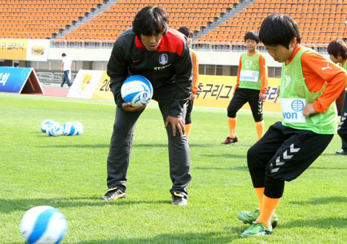 서정원 U-20 축구대표팀 코치가 28일 오후 경남 창원시 종합운동장에서 열린 축구 클리닉에서 경남지역 초등학교 학생들을 대상으로 지도하고 있다. 