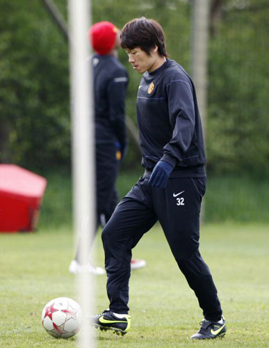 30일(한국시간) 새벽 3시45분 영국 맨체스터 올드트래퍼드에서 열리는 유럽축구연맹(UEFA) 챔피언스리그 4강 1차전 아스널과 경기를 앞두고 열린 팀 훈련에서 맨유의 박지성이 
