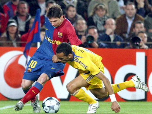28일(현지시각) 스페인 바르셀로나 캄프 누 스타디움에서 열린 2008-2009 유럽축구연맹(UEFA) 챔피언스리그 4강 1차전 FC 바르셀로나와 첼시의 경기에서 바르셀로나의 스트라이커 리오넬 메시(왼쪽)가 첼시의 디펜더 조세 보싱와와 볼다툼을 벌이고 있다. 