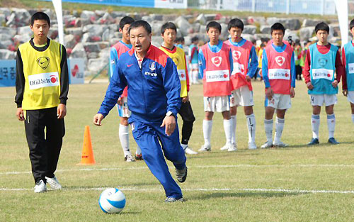 허정무 축구 대표팀 감독이 29일 오후 전주시 효자동 전주대학교 운동장에서 지역 중학교 축구선수들에 드리블 방법을 지도하고 있다 . 