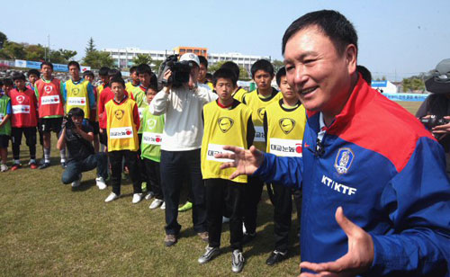  허정무 축구 대표팀 감독이 29일 오후 전주시 효자동 전주대학교 운동장에서 지역 중학교 축구선수들을 지도하고 있다. 