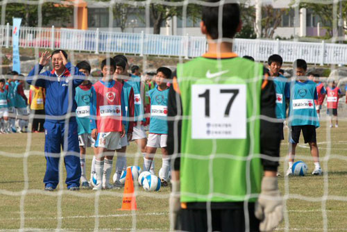 허정무 축구 대표팀 감독이 29일 오후 전주시 효자동 전주대학교 운동장에서 지역 중학교 축구선수들에게 "생각하는 축구를 하라"고 강조하고 있다. 