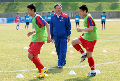 허정무 축구 대표팀 감독이 29일 오후 전주시 효자동 전주대학교 운동장에서 지역 중학교 축구선수들을 지도하고 있다. 