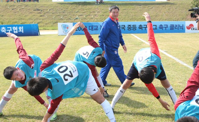 허정무 축구 대표팀 감독이 29일 오후 전주시 효자동 전주대학교 운동장에서 지역 중학교 축구선수들의 몸풀기를 돕고 있다. 