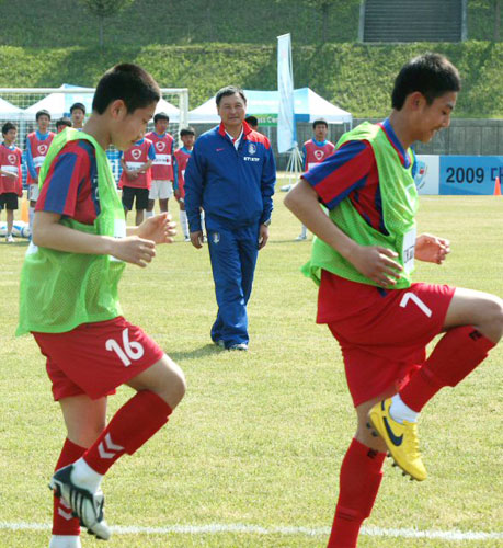 허정무 축구 대표팀 감독이 29일 오후 전주시 효자동 전주대학교 운동장에서 지역 중학교 축구선수들을 지도하고 있다. 