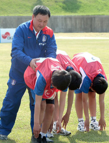 허정무 축구 대표팀 감독이 29일 오후 전주시 효자동 전주대학교 운동장에서 지역 중학교 축구선수들의 몸풀기를 돕고 있다. 