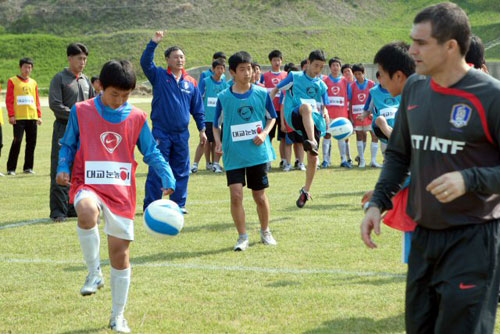 허정무 축구 대표팀 감독이 29일 오후 전주시 효자동 전주대학교 운동장에서 지역 중학교 축구선수들을 지도하고 있다. 