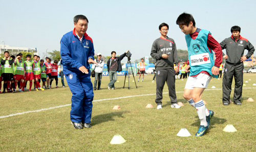 허정무 축구 대표팀 감독이 29일 오후 전주시 효자동 전주대학교 운동장에서 지역 중학교 축구선수들을 지도하고 있다. 