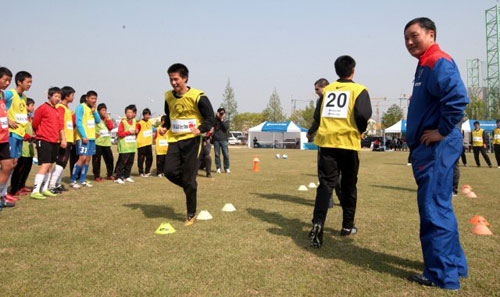 허정무 축구 대표팀 감독이 29일 오후 전주시 효자동 전주대학교 운동장에서 지역 중학교 축구선수들을 지도하고 있다. 