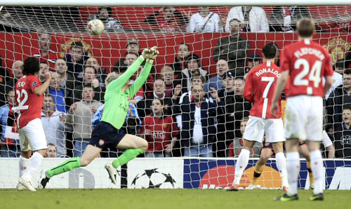 29일(현지시각) 영국 맨체스터 올드 트래퍼드에서 열린 2008-2009 유럽축구연맹(UEFA) 챔피언스리그 4강 1차전 맨체스터 유나이티드(이하 맨유)와 아스널의 경기에서 아스널의 골키퍼 마누엘 알무니아(왼쪽에서 두번째)가 맨유의 존 오셔의 선제골을 막으려 했으나 실패하고 있다. 