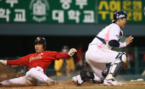 30일 서울 잠실야구장에서 열린 프로야구 SK와 두산과의 경기 3회초 2사 1.2루에서 2루주자 정근우가 박재홍의 내야안타때 홈을 밟고 있다. 