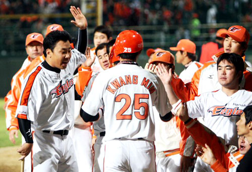 30일 청주야구장에서 열린 프로야구 한화와 LG 경기 7회말 1사 2,3루상황에서 한화 강동우가 안타를 치자 이여상과 송광민이 홈으로 들어오자 이범호가 축하해주고 있다. 