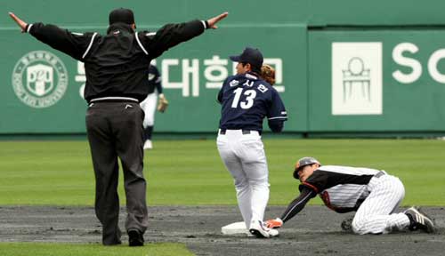 3일 부산 사직야구장에서 열린 2009 프로야구 롯데 자이언츠-두산 베어스 경기, 롯데 이승화가 2루 도루에 성공한 뒤 주심을 보고 있다. 