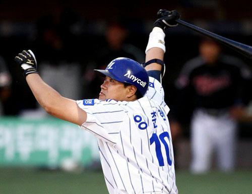 9일 오후 대구구장에서 열린 `2009 CJ 마구마구 프로야구` LG 트윈스와 삼성 라이온즈의 경기 6회말 무사에서 삼성 양준혁이 LG 류택현으로 부터 좌월 솔로홈런을 치면서 개인 통산 최다홈런 신기록(341개)을 달성하고 있다. 