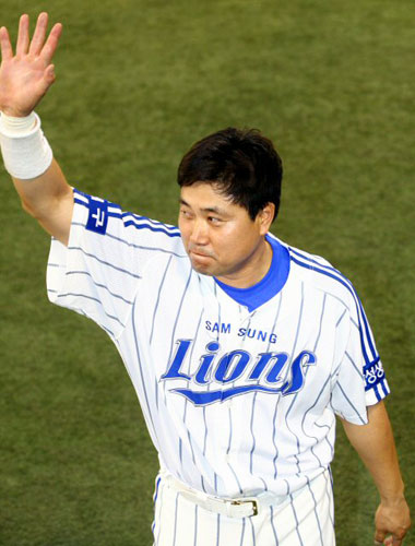 9일 오후 대구구장에서 열린 `2009 CJ 마구마구 프로야구` LG 트윈스와 삼성 라이온즈의 경기 6회말 무사에서 삼성 양준혁이 LG 류택현으로 부터 좌월 솔로홈런을 치면서 개인 통산 최다홈런 신기록(341개)을 달성한 뒤 관중석을 향해 인사하고 있다. 