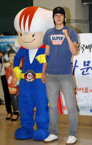 독일 분데스리가 챔피언결정전에서 맹활약하며 팀을 우승으로 이끈 문성민(프리드리히스하펜)이 12일 인천국제공항을 통해 입국, 팬들과 취재진에게 손을 들어 인사하고 있다. 