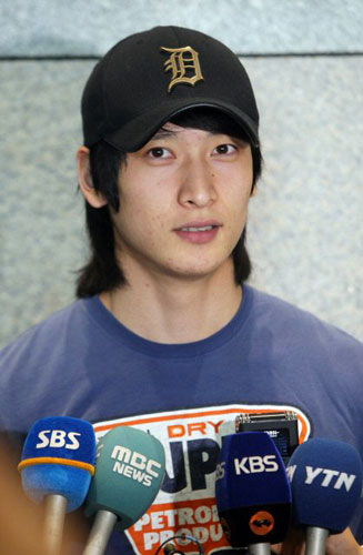 독일 분데스리가 챔피언결정전에서 맹활약하며 팀을 우승으로 이끈 문성민(프리드리히스하펜)이 12일 인천국제공항을 통해 입국, 기자회견을 하고 있다. 