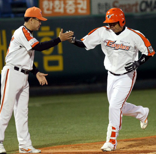  13일 대전구장에서 벌어진 2009 프로야구 한화 이글스와 KIA 타이거즈 경기 9회말 1사 한화 이범호가 오른쪽 담장을 넘는 1점홈런을 때린 뒤 그라운드를 돌고 있다. 