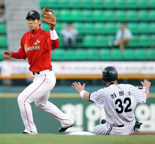  13일 오후 서울 잠실야구장에서 열린 프로야구 LG와 SK의 경기에서 2회말 무사 1루 상황 LG 이진영 타석때 1루주자 최동수가 2루에서 아웃되고 있다. 