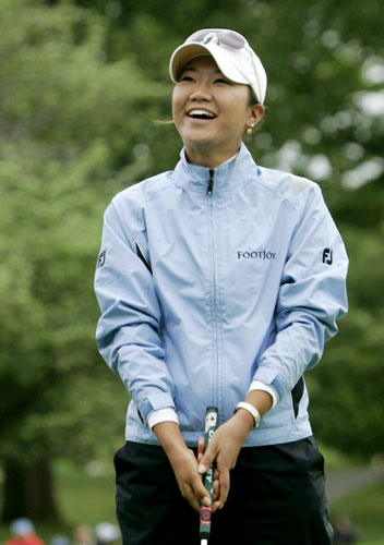 18일(한국시간) 미국 뉴저지주 클리프턴 어퍼 몬트클레어 골프장에서 열린 LPGA투어 사이베이스 클래식 마지막날 한국의 오지영이 9번홀 퍼팅을 성공하고 밝게 웃고 있다. 