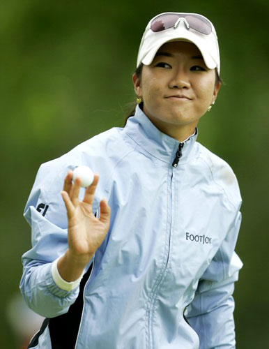 18일(한국시간) 미국 뉴저지주 클리프턴 어퍼 몬트클레어 골프장에서 열린 LPGA투어 사이베이스 클래식 마지막날 한국의 오지영이 17번홀 퍼팅을 성공하고 갤러리들을 향해 공을 들어보이며 미소짓고 있다. 