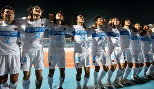19일 일본 가와사키 도도로키 스타디움에서 열린 아시아챔피언스리그(AFC) 조별리그 6차전에서 가와사키 프론탈레에 승리한 포항 스틸러스 선수들이 경기 후 환호하고 있다. 