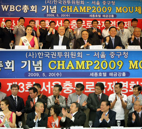   방한 중인 WBC(세계권투평의회) 호세 술레이만(가운데) 회장이 20일 오전 서울 중구 세종 호텔에서 열린 기자회견에 참석해 프로복싱 세계챔피언 장정구와 유제두, 김태식, 박종팔, 지인진 씨 등 챔피언들과 함께 기념촬영을 하고 있다. 