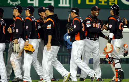 롯데 로이스터 감독이 20일 서울 잠실야구장에서 열린 프로야구 두산과 롯데의 경기에서 11-6 승리를 거둔 뒤 선수들을 격려하고 있다. 