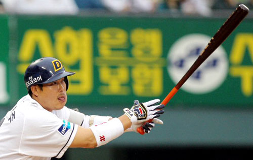20일 서울 잠실야구장에서 열린 프로야구 두산과 롯데의 경기 1회말 2사 1루, 두산 김동주가 안타를 때려내고 있다. 