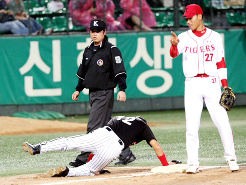 20일 광주무등경기장에서 벌어진 2009 프로야구 KIA 타이거즈와 LG 트윈스의 경기에서 3회초 2사 LG 2루 주자 김정민이 정성훈의 안타로 홈으로 뛰다 다리가 다쳐 쓰러져 있다. 이 날 KIA는 LG를 4대 2로 이겼다. 
