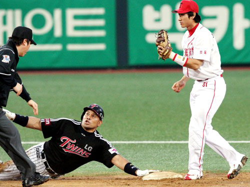 20일 광주무등경기장에서 벌어진 2009 프로야구 KIA 타이거즈와 LG 트윈스의 경기에서 2회초 LG 4번 페타지니가 2루타를 쳤으나 2루에서 아웃되고 있다. 