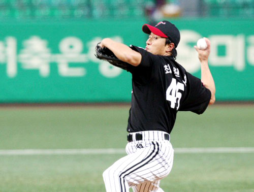 20일 광주무등경기장에서 벌어진 2009 프로야구 KIA 타이거즈와 LG 트윈스의 경기에서 LG 선발투수 최원호가 역투하고 있다. 