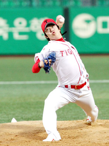 20일 광주무등경기장에서 벌어진 2009 프로야구 KIA 타이거즈와 LG 트윈스의 경기에서 KIA 선발투수 양현종이 역투하고 있다. 