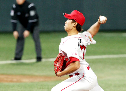 20일 광주무등경기장에서 벌어진 2009 프로야구 KIA 타이거즈와 LG 트윈스의 경기에서 KIA 마무리 윤석민이 역투하고 있다. 