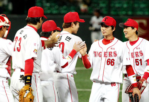 20일 광주무등경기장에서 벌어진 2009 프로야구 KIA 타이거즈와 LG 트윈스의 경기가 KIA의 4-2 승리로 끝나자 KIA 선수들이 기뻐하고 있다. 