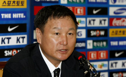 허정무 대표팀 감독이 21일 오전 서울 종로구 신문로 축구회관에서 기자회견을 열고 프로축구 K-리그의 특급 새내기 유병수(인천)를 비롯한 올림픽대표 출신 양동현(울산)과 올 시즌 K-리그에서 부활을 알린 최태욱(전북) 등 아랍에리미트연합(UAE)과 원정경기를 시작으로 2010 남아프리카공화국 월드컵 아시아지역 최종예선 3연전에 나설 축구대표팀 소집 명단 25명을 발표하고 있다. 