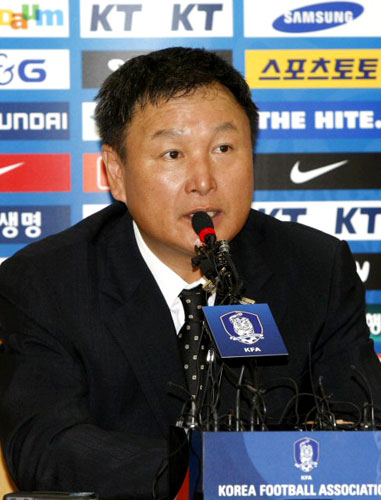 허정무 대표팀 감독이 21일 오전 서울 종로구 신문로 축구회관에서 기자회견을 열고 프로축구 K-리그의 특급 새내기 유병수(인천)를 비롯한 올림픽대표 출신 양동현(울산)과 올 시즌 K-리그에서 부활을 알린 최태욱(전북) 등 아랍에리미트연합(UAE)과 원정경기를 시작으로 2010 남아프리카공화국 월드컵 아시아지역 최종예선 3연전에 나설 축구대표팀 소집 명단 25명을 발표하고 있다. 
