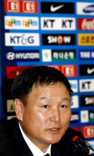 허정무 대표팀 감독이 21일 오전 서울 종로구 신문로 축구회관에서 기자회견을 열고 프로축구 K-리그의 특급 새내기 유병수(인천)를 비롯한 올림픽대표 출신 양동현(울산)과 올 시즌 K-리그에서 부활을 알린 최태욱(전북) 등 아랍에리미트연합(UAE)과 원정경기를 시작으로 2010 남아프리카공화국 월드컵 아시아지역 최종예선 3연전에 나설 축구대표팀 소집 명단 25명을 발표하고 있다. 