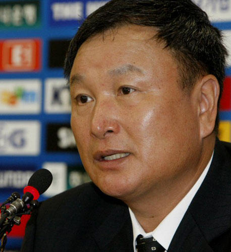 허정무 대표팀 감독이 21일 오전 서울 종로구 신문로 축구회관에서 기자회견을 열고 프로축구 K-리그의 특급 새내기 유병수(인천)를 비롯한 올림픽대표 출신 양동현(울산)과 올 시즌 K-리그에서 부활을 알린 최태욱(전북) 등 아랍에리미트연합(UAE)과 원정경기를 시작으로 2010 남아프리카공화국 월드컵 아시아지역 최종예선 3연전에 나설 축구대표팀 소집 명단 25명을 발표하고 있다. 