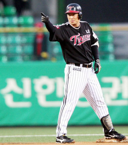   21일 광주무등경기장에서 벌어진 2009 프로야구 KIA 타이거즈와 LG 트윈스의 경기에서 1회초 1사 만루 LG 6번 안치용이 3타점 2루타를 치고 동료들을 가르키고 있다. LG 3-0 리드. 