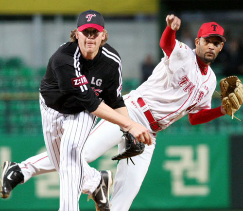   21일 광주무등경기장에서 벌어진 2009 프로야구 KIA 타이거즈와 LG 트윈스의 경기에서 LG 선발투수 바우어, KIA 선발투수 로페즈가 역투하고 있다. 