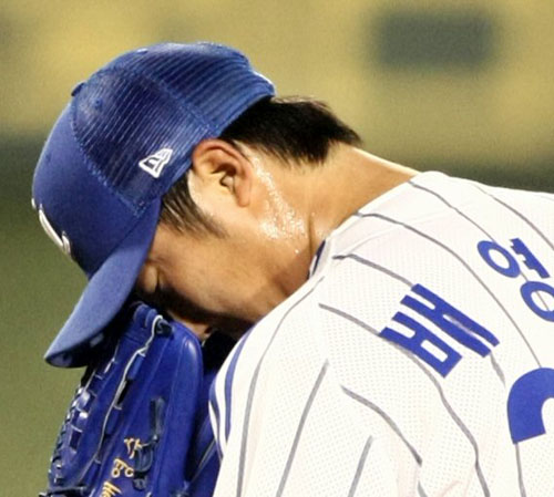   21일 대구구장에서 열린 프로야구 삼성 라이온즈-SK 와이번스전에서 삼성 선발투수 배영수가 5회초 SK 타선에 난타당하자 투구에 앞서 글러브에 얼굴을 묻은 채 숨을 고르고 있다. 