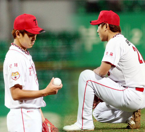 21일 광주무등경기장에서 벌어진 2009 프로야구 KIA 타이거즈와 LG 트윈스의 경기에서 9회말 3점을 내주고 동점을 허용한 KIA 마무리 윤석민이 주저 앉았다. 점수는 13-13 동점. 