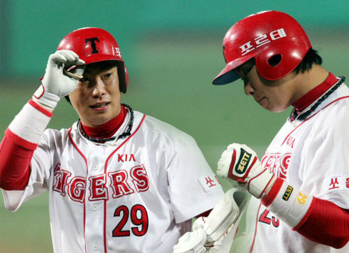  21일 광주무등경기장에서 벌어진 2009 프로야구 KIA 타이거즈와 LG 트윈스의 경기에서 6회말 1사 만루 KIA 8번 나지완이 2타점 1루타를 치고 좋아하고 있다. KIA 13-10 리드. 